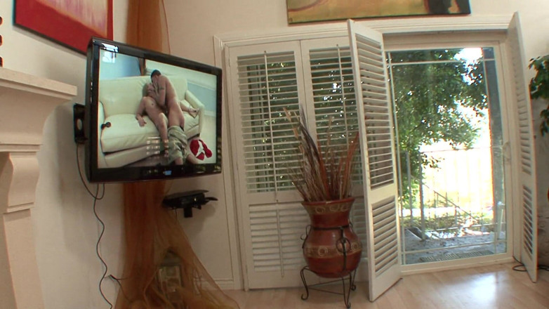 The Babe Next Door: Brunette jonge babe krijgt een heet sperma in haar mond...