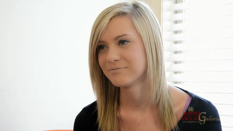 ATKIngdom Fans: Chloe Brooke interviewt sich.