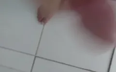 Ragazzo che mostra un grosso cazzo