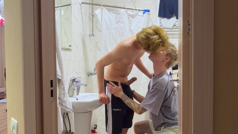 Max Gen: Amico Lecca Il Culo Liscio Twink Succhia Un Grosso Cazzo...