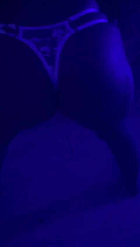 Caramela Sluty Wife: Twerking un'arrapante miLF