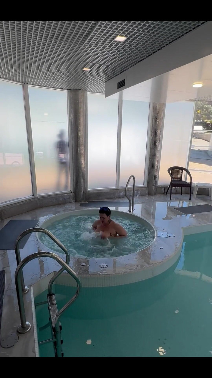 KarmenMilf: En el jacuzzi