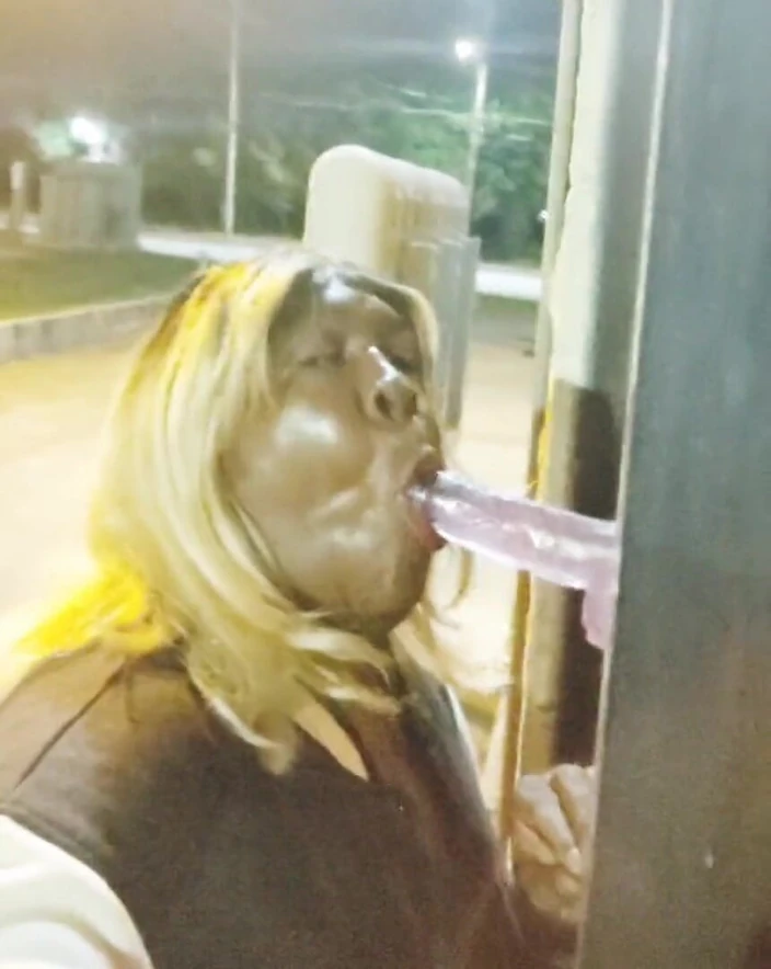 Kyla Throatz: 내 딜도 빨기. Kyla Throatz