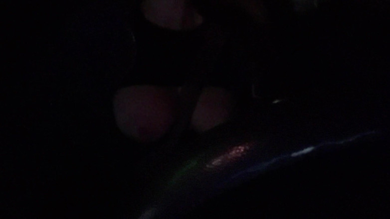 Artemisia Love: アルテミシア・ラブがカメラの前で大きな胸を見せるセクシーな車の旅