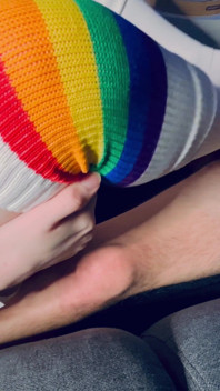 Saya sockjob abang tiri saya dengan stokin panjang