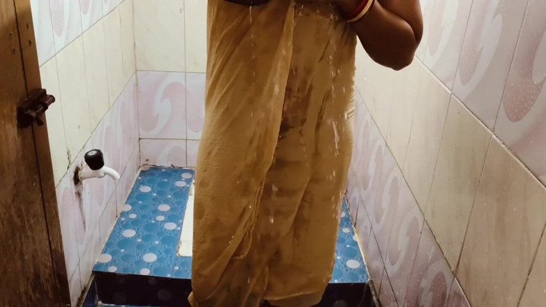 Madhu bhabhi: Natural Village House Wife Nude Bathing Video