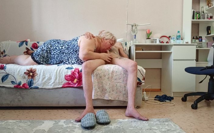 Zona901: Мачеха сосет член и получает сперму в ее глотку
