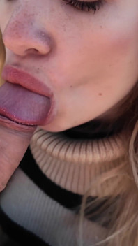 Styvsyster ger mig avsugning i skogen, riskabelt sex. Vi blev nästan fångade