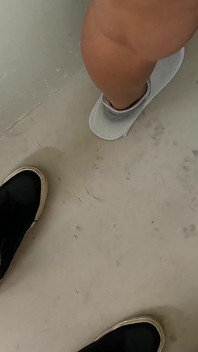 妻は年上の男に彼女の大きなお尻にペニスをグラインドさせました!