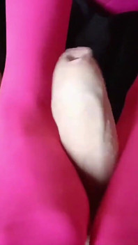 MILF dá uma punheta com os pés e as mãos com nylon