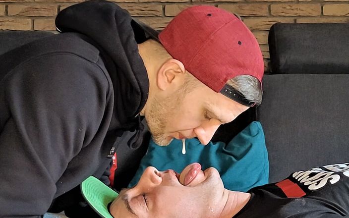 Gay Kink Couple: Tükürük, tokat ve gırtlağına kadar sikiş