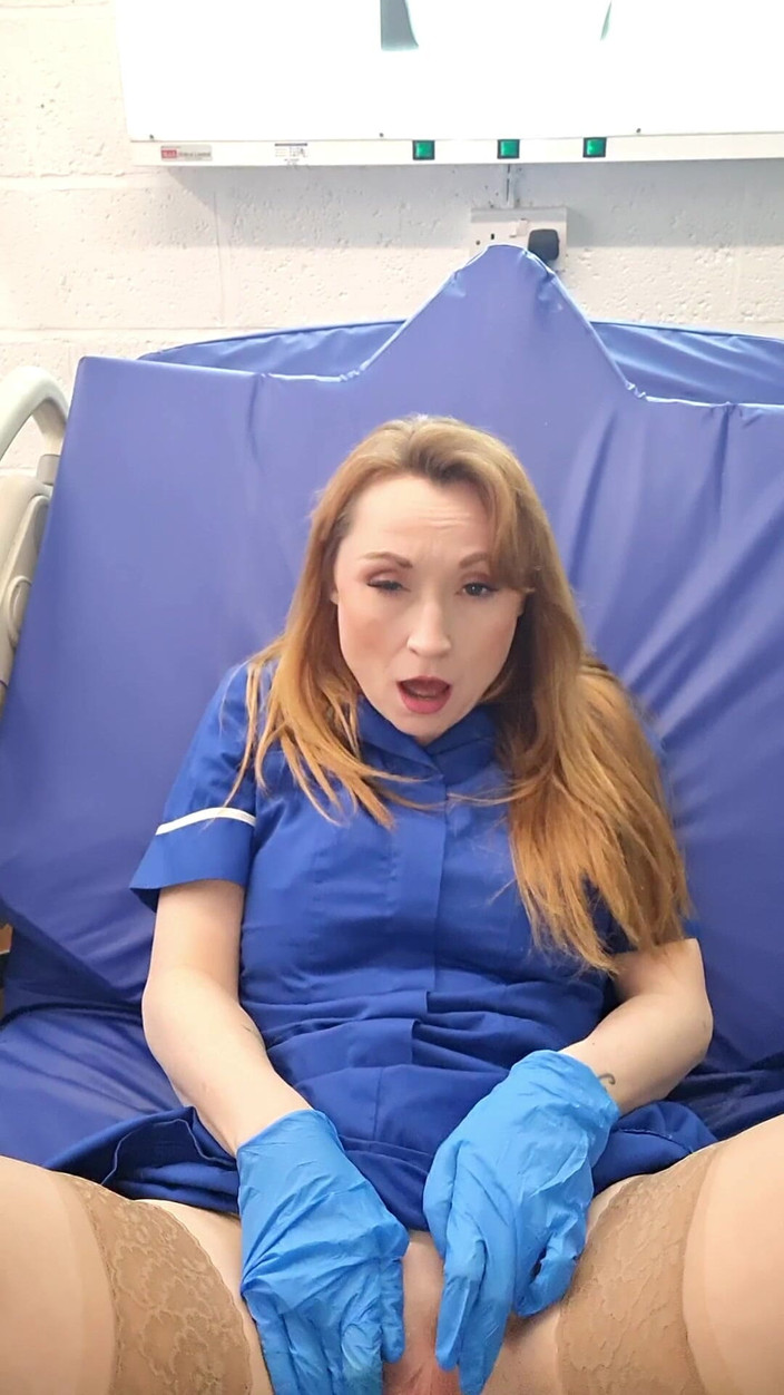 Lily kink: Stoute Verpleegster Betrapt Je Op Het Gluren En Nodigt Je...