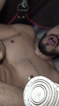 Joven latino se acuesta con un chico musculoso