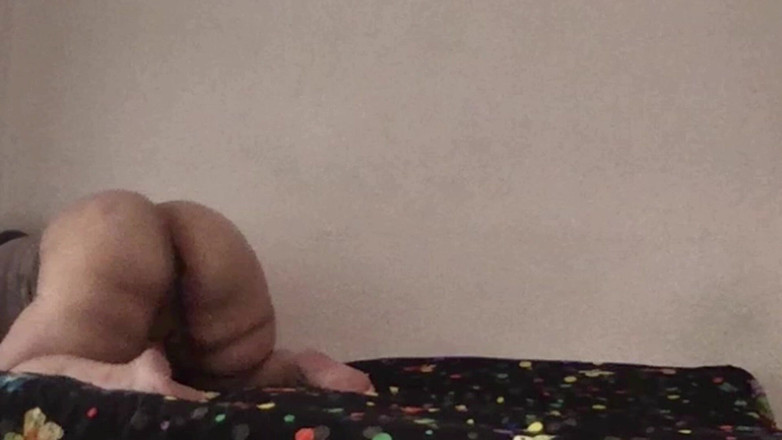 Zina Gabon: İngiliz nine üvey kızlarının erkek arkadaşını büyük zenci yarağıyla sikerken kamerada...