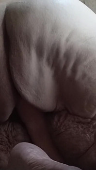 음란한 창녀가 다시 한 번 을 뱉어