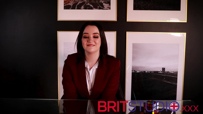 Brit Studio: Юная студентка: чулки и ступни, инструкция по дрочке