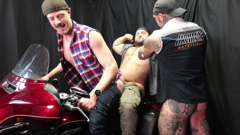 MasculineJason - Jason Collins: Trójkąt Harley rucha się z Mannym Mięśniem i Królem Baiterem