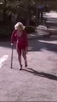 Babička z 80. let, vintage porno Stará dáma dostane výstřik na obličej