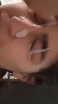 Desi bf sborra sulle sue amiche carine e innocenti cazzo in faccia