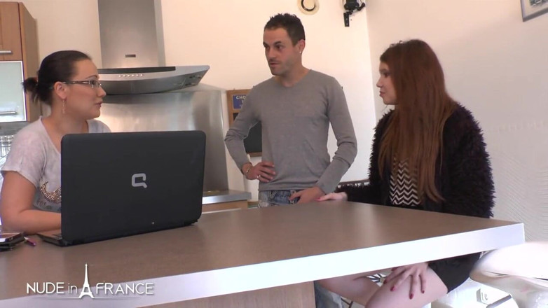 Nude in France: Dubur kali pertama untuk Angela Kiss muda yang cantik dikongkek...