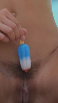 Das schöne schätzchen Lana rhoades neckt am pool, bevor sie WICHsanleitung masturbiert!