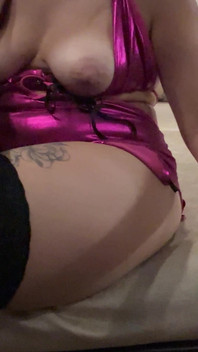 Začnu ho jemně sát, ale pak zrychlím a vezmu ti hluboko