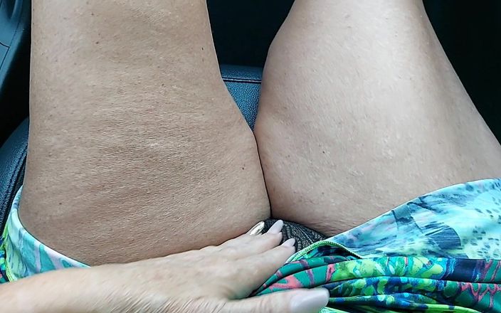 Step Mommy: Sexy MILF in gonna corta e tacchi alti si masturba...