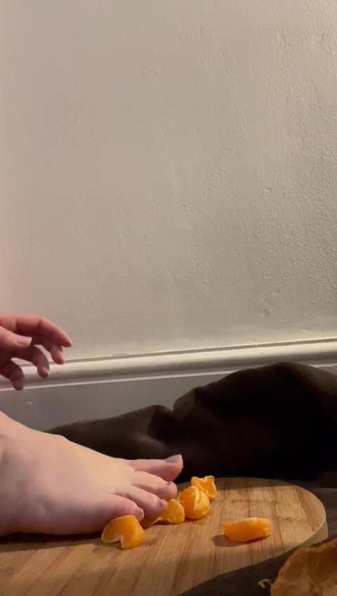 MeandMrs: Розчавлення босих ніг і помаранчевий