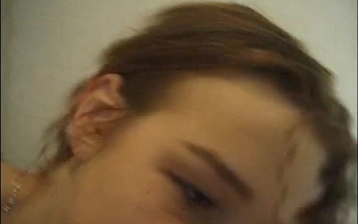 Old and young sex: Uitgebrachte privévideo van naïeve brunette tiener Dominika gefilmd door haar...