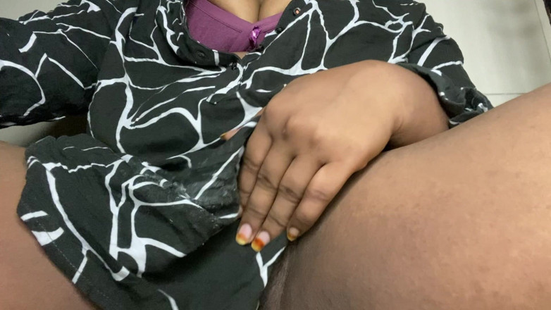 Angoori: Mallu bahu lagi asik fingering memeknya