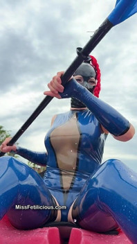 Kajaken in Latex hat Spaß machen!