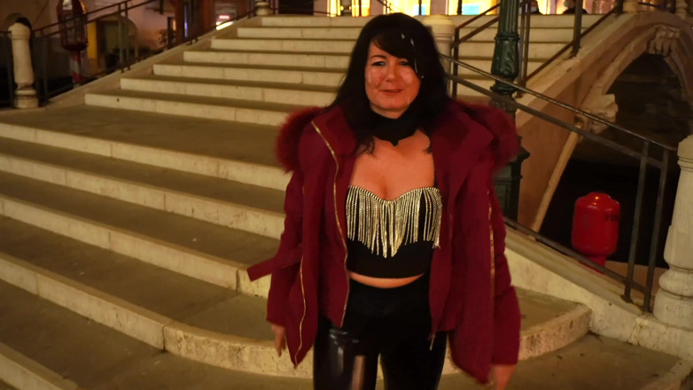 Alexandra Wett: Rischioso! Passeggiata di sborra nel mezzo di Venezia dopo incontro...