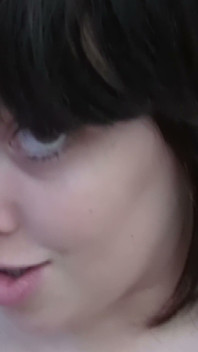 Zakrzywiona amatorka z grzywkami - masturbacja selfie na kanapie
