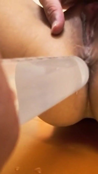 Une beauté mariée reçoit son premier creampie anal et reçoit sa virginité anale ce soir, scène bonus