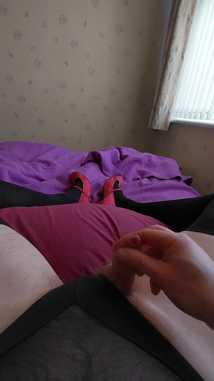 Cindy Belfast: Sissy Cums When Her Pussy Is Plugged