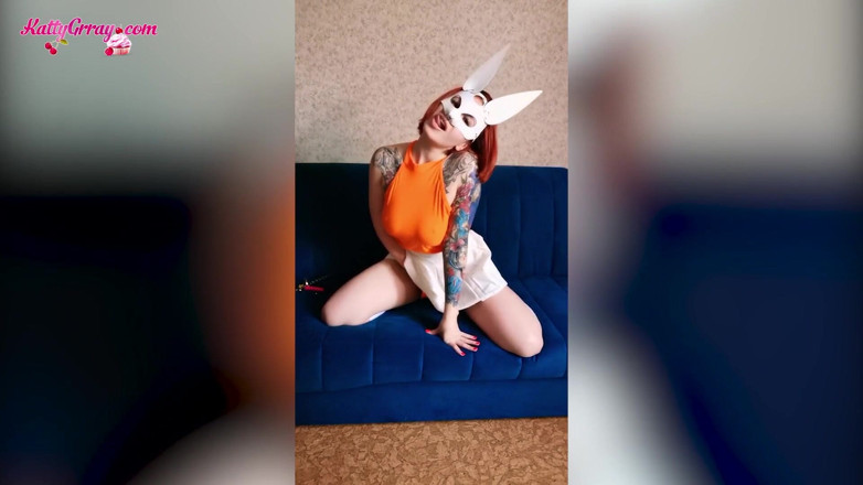 Katty Grray: Niesamowicie seksowny króliczek pieści się i doprowadza do orgazmu za...