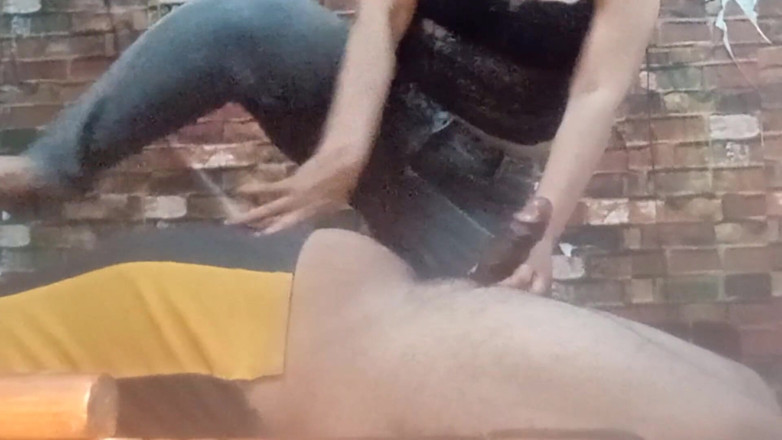 aliabegum: India novia dando a su novio en una habitación de...