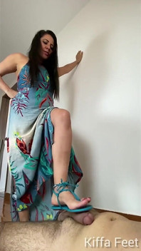 CBT 7 - Göttin Kiffa in Riesin sexy blauen Schutz Sandalen CBT und ballbusting abspritzen
