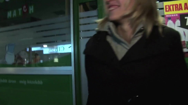 Backdoor Films: O tipă blondă este futută în ambele găuri
