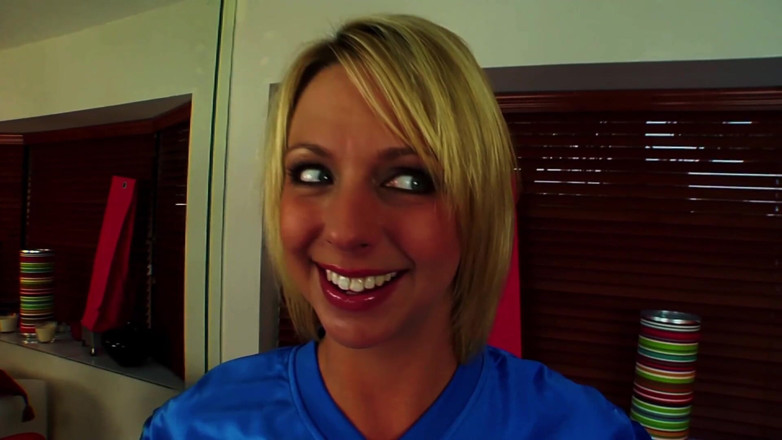 FapFlare: Brianna Beach, MILF blonde en sueur, se fait fourrer et éjaculer...