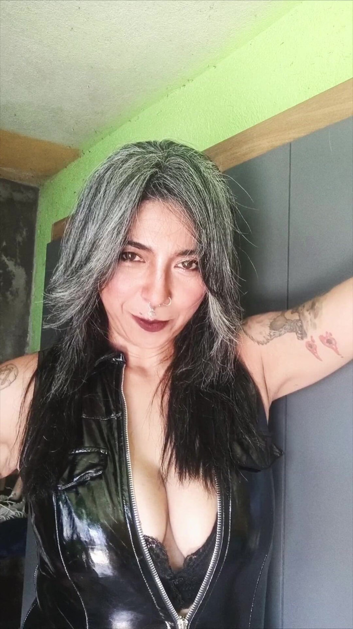 Casia Castro: Aku sedang mencari asbak manusia untuk menelan abuku