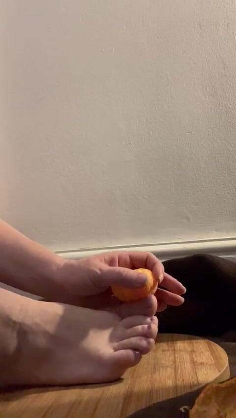MeandMrs: Nackte füße zermalmen und orange