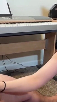 Betrapt op het plezieren van zichzelf met porno met een kleine lul, krijgt ze een verrassing