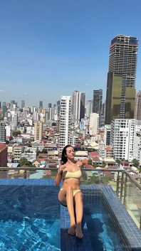 Trêu chọc mặc bikini, khoe vú, chân, vú khoe hàng