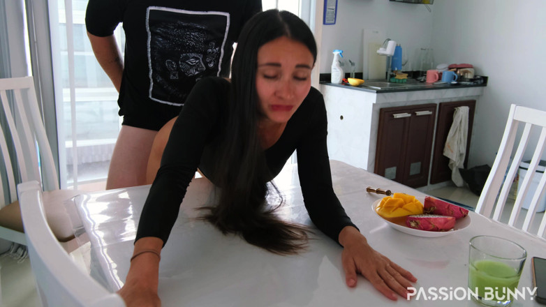 PassionBunny: Ochtend anale creampie beter dan ontbijt