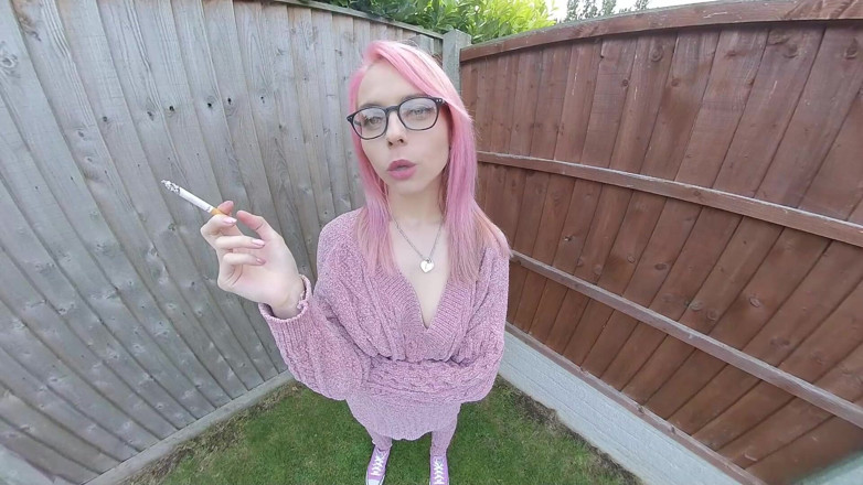 VR smokers HD-2D Videos Only: Chloe Toy - rokend in haar tuin
