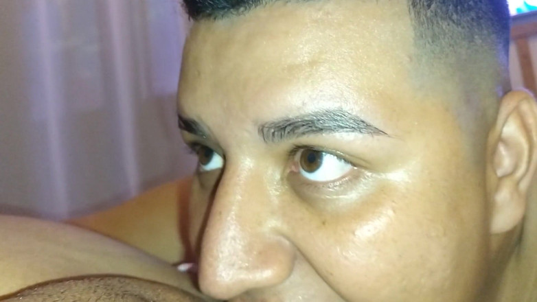 AngyAmazon: Ich habe meinen cuckold dazu gebracht, meine muschi von sperma...