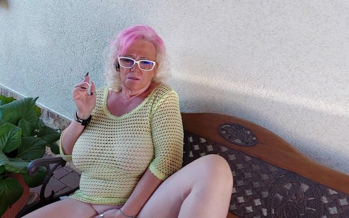 PureVicky66: Товстушка німецька бабуся курить і грає зі своєю мокрою пиздою!