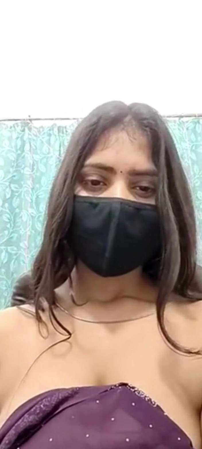 YourSexyWife: Подруга показывает и давит на ее сиськи во время видеозвонка