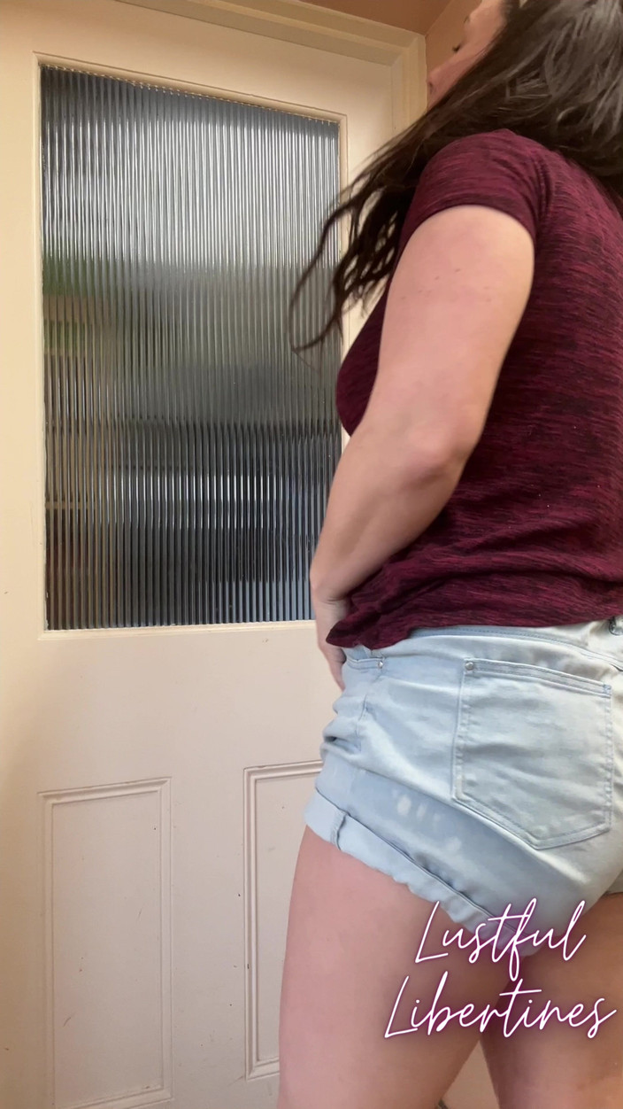 Lustful Libertines: Kilitli Ve Çişini Yapmak Için Çaresiz - Şort Islatıyor